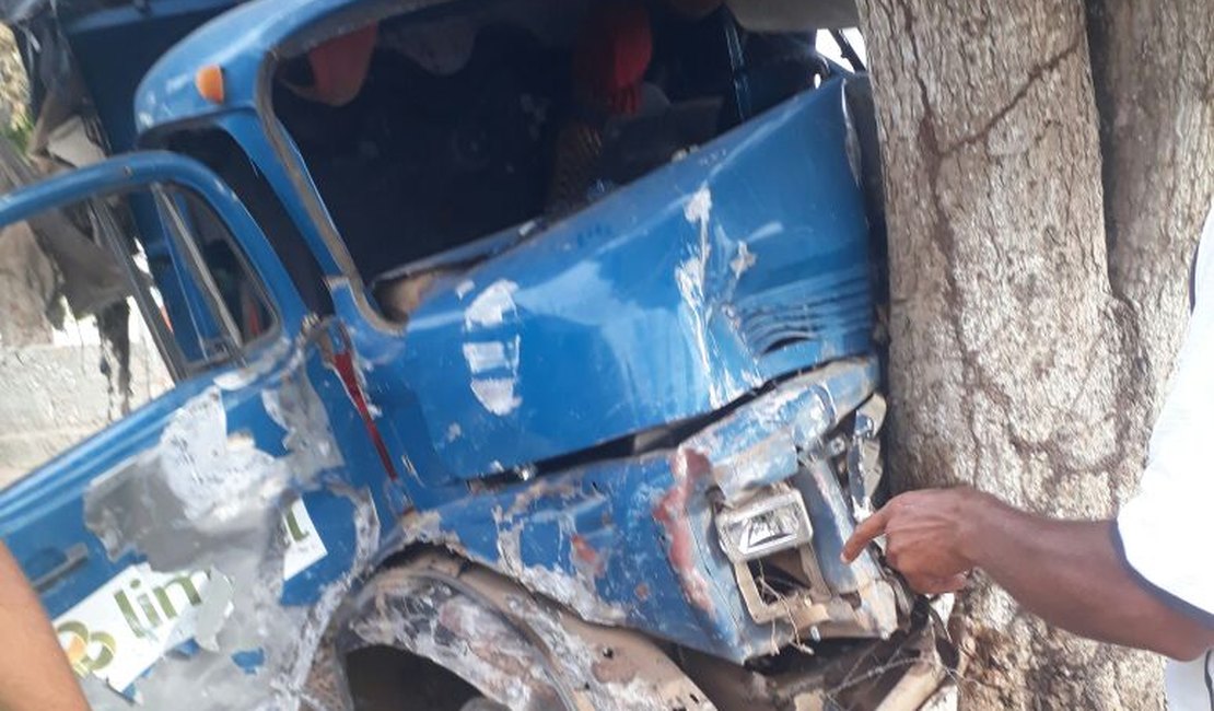 Motorista de caminhão perde controle de direção e invade residência em Arapiraca