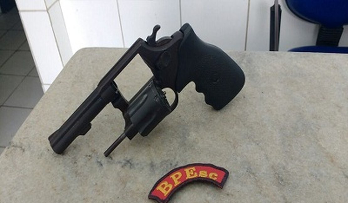 Menor é apreendido com arma de fogo dentro da mochila em escola