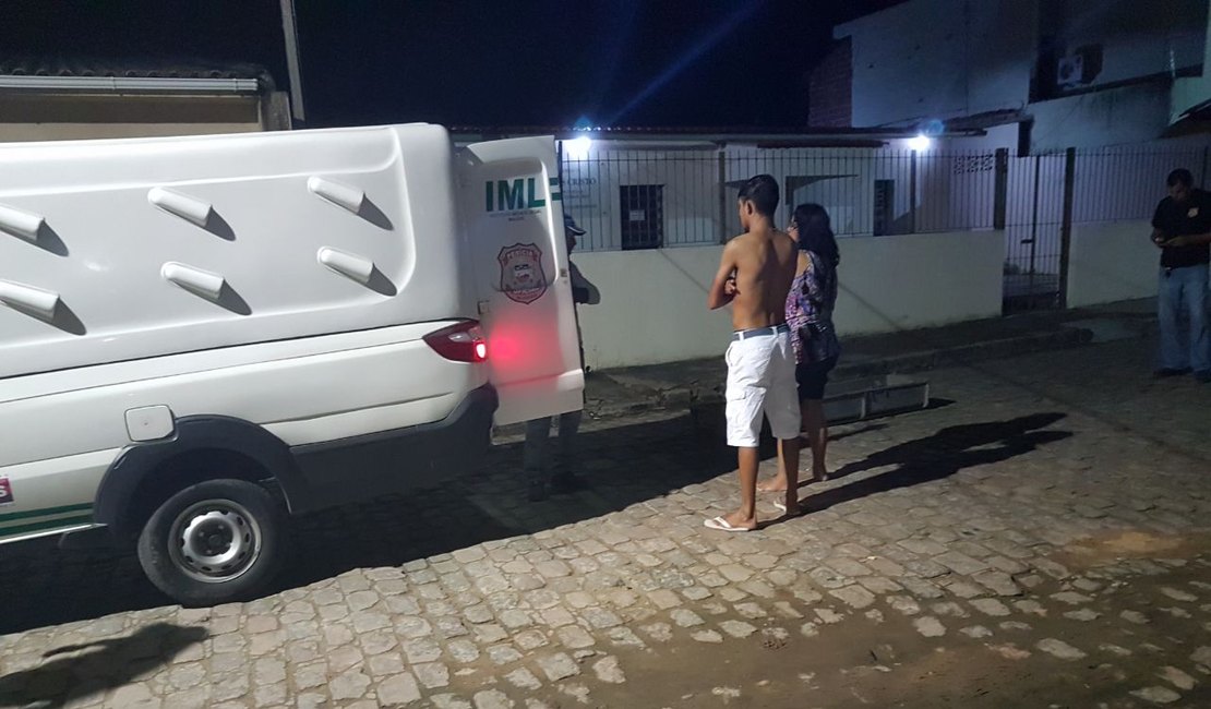 Vídeo. Porta de carro do IML abre e deixa corpo cair em via pública