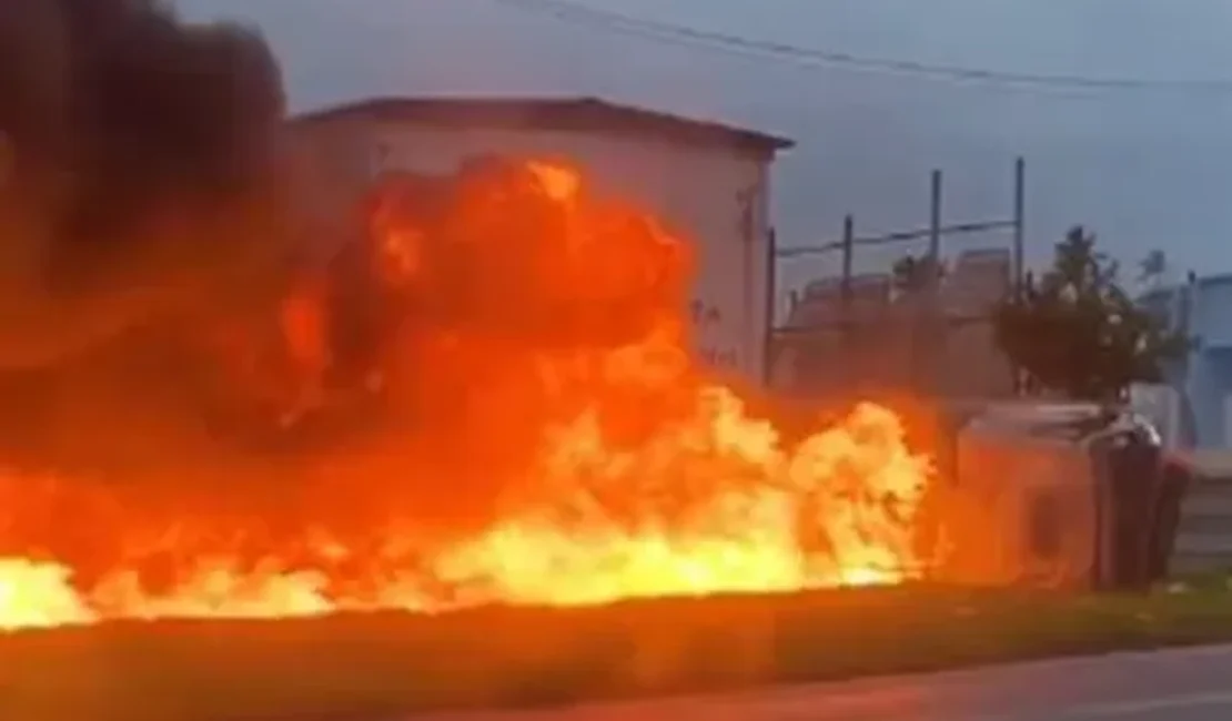 Caminhão com combustível tomba e pega fogo na BR-101; incêndio atinge casas e canal