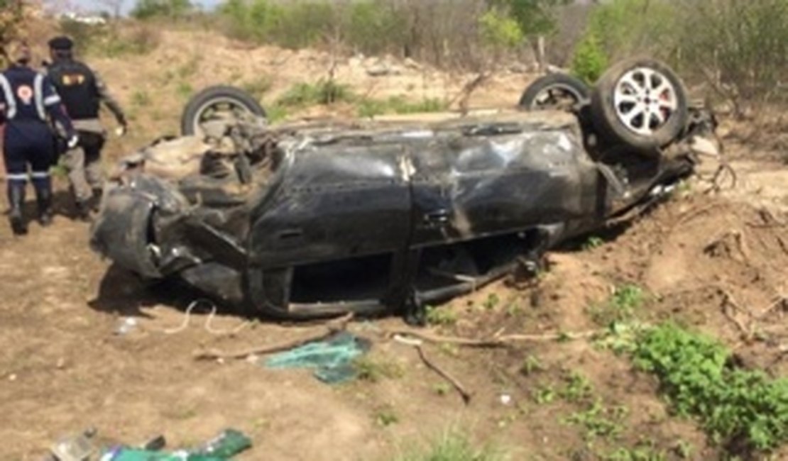 Motorista capota veículo ao tentar desviar de pedestre na AL-220