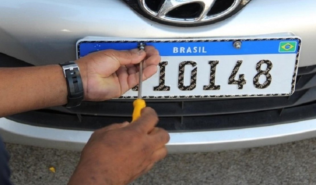 Detran orienta que donos de veículos concluam emplacamento em 30 dias