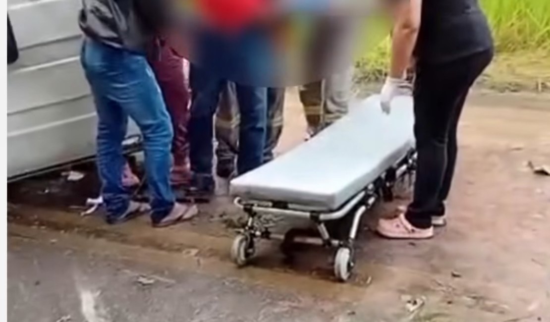 Caminhão tomba e motorista fica preso na cabine no interior de Alagoas