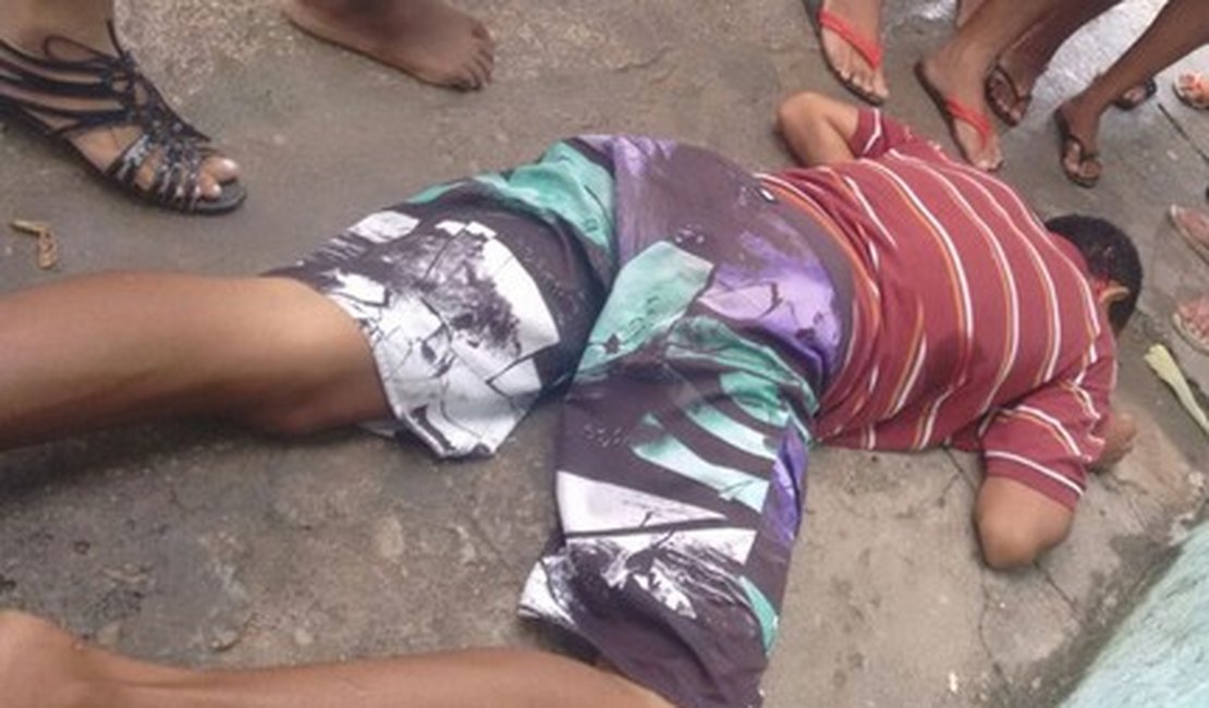 Jovem é alvejado a tiros na ‘Rua do Cabaré’ em São Miguel dos Campos