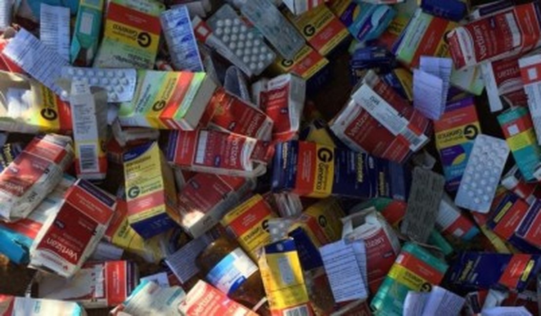 Populares encontram várias caixas de medicamento descartados em estrada vicinal, no Agreste