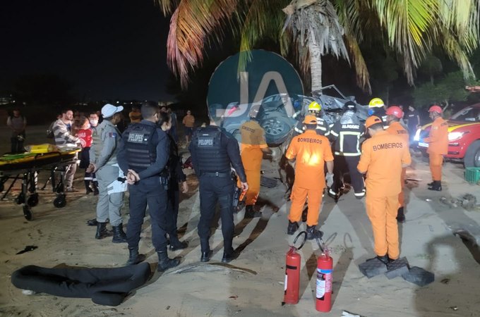 Motorista perde controle de veículo, bate em coqueiro e fica preso às ferragens, em Arapiraca