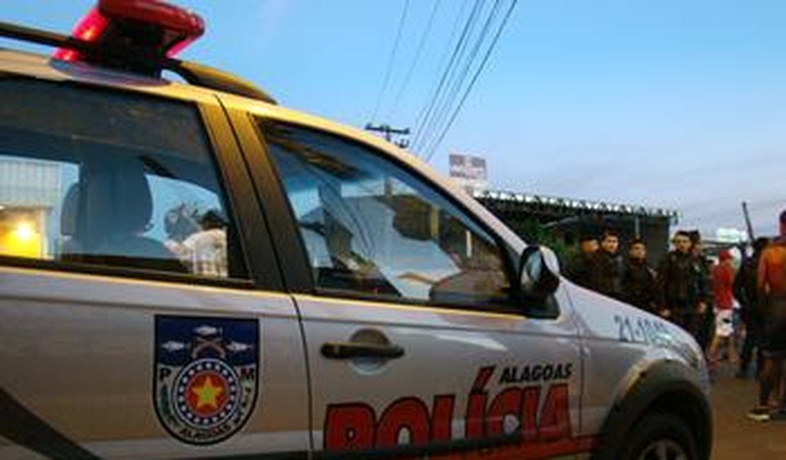 Dupla armada invade residência, rouba motocicleta e celulares em Arapiraca