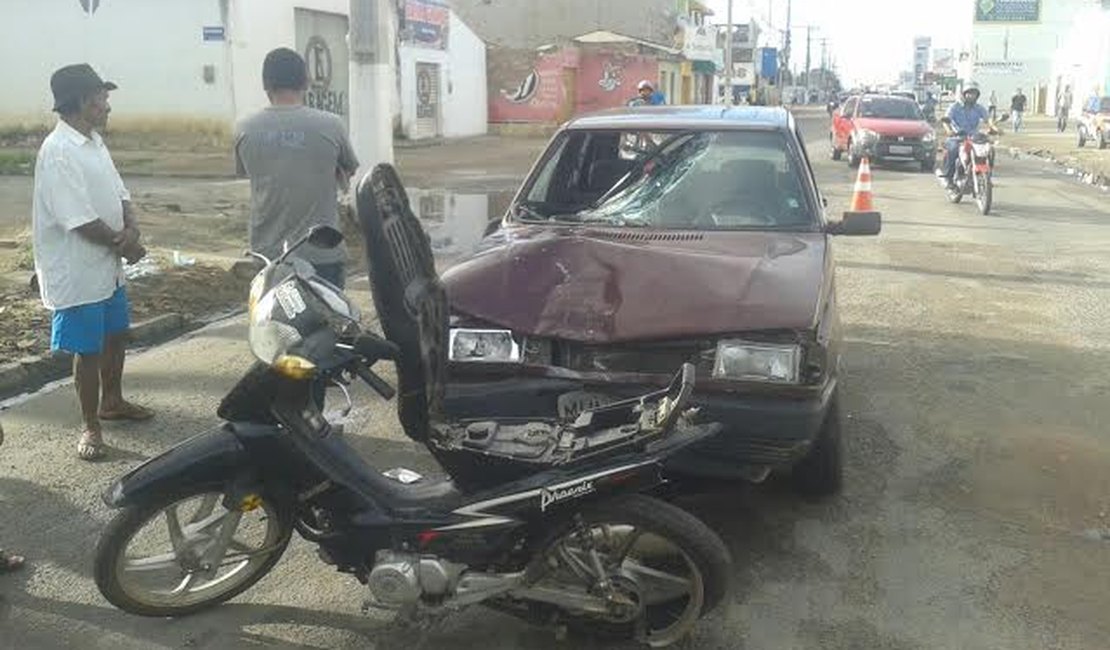 Homem fica ferido após acidente com carro e 'cinquentinha', em Arapiraca