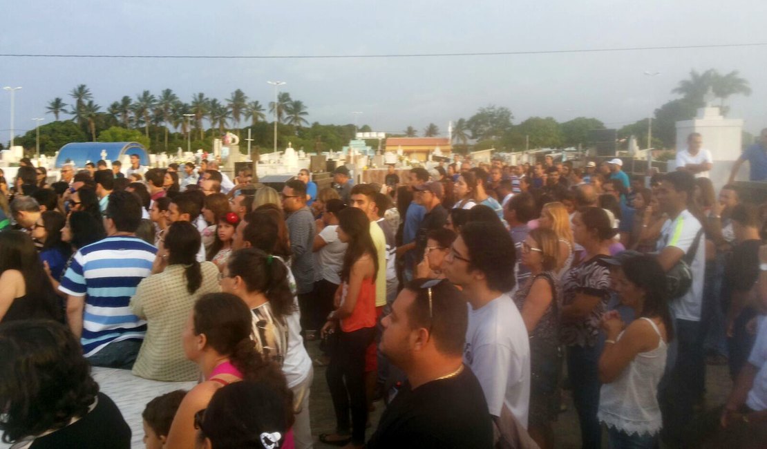 Sob forte comoção, servidor público é sepultado em Arapiraca
