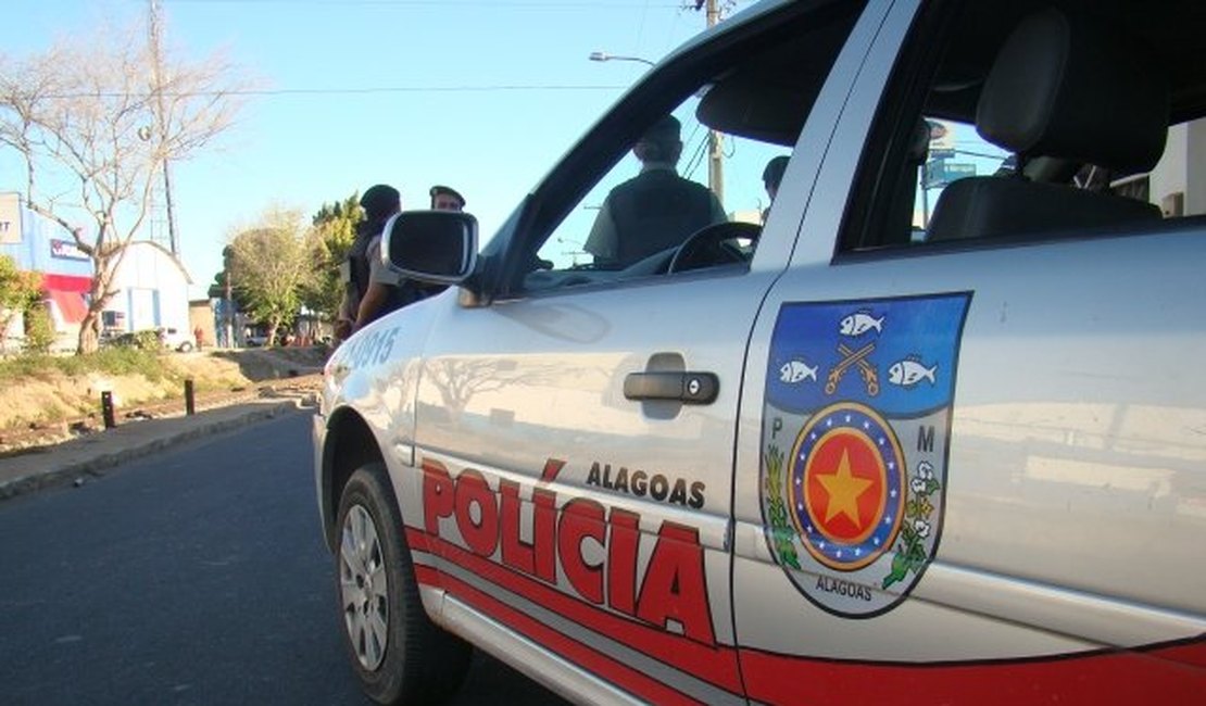 Mulher é presa com arma dentro de ônibus na Cidade Universitária, em Maceió