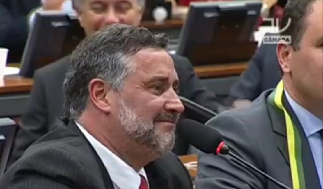 Vídeo: Deputado do PT comete gafe e chama Dilma de ex-presidente