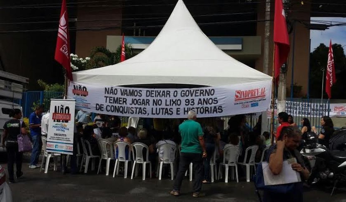 Servidores do INSS de Alagoas protestam contra o fim do Ministério da Previdência