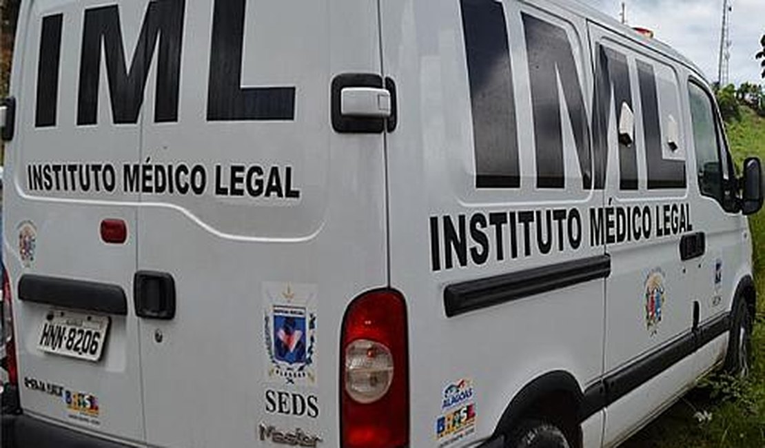 Condutor em alta velocidade colide em moto, mata motociclista e foge no Sertão alagoano