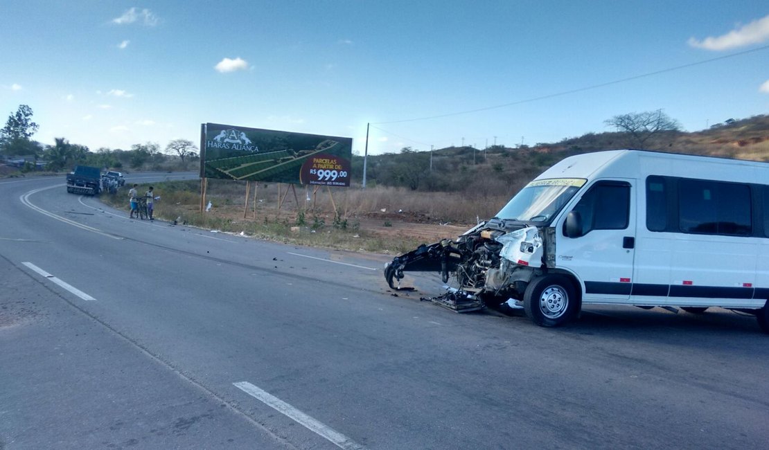 Van colide com caminhão nas proximidades do trevo de Igaci, Alagoas