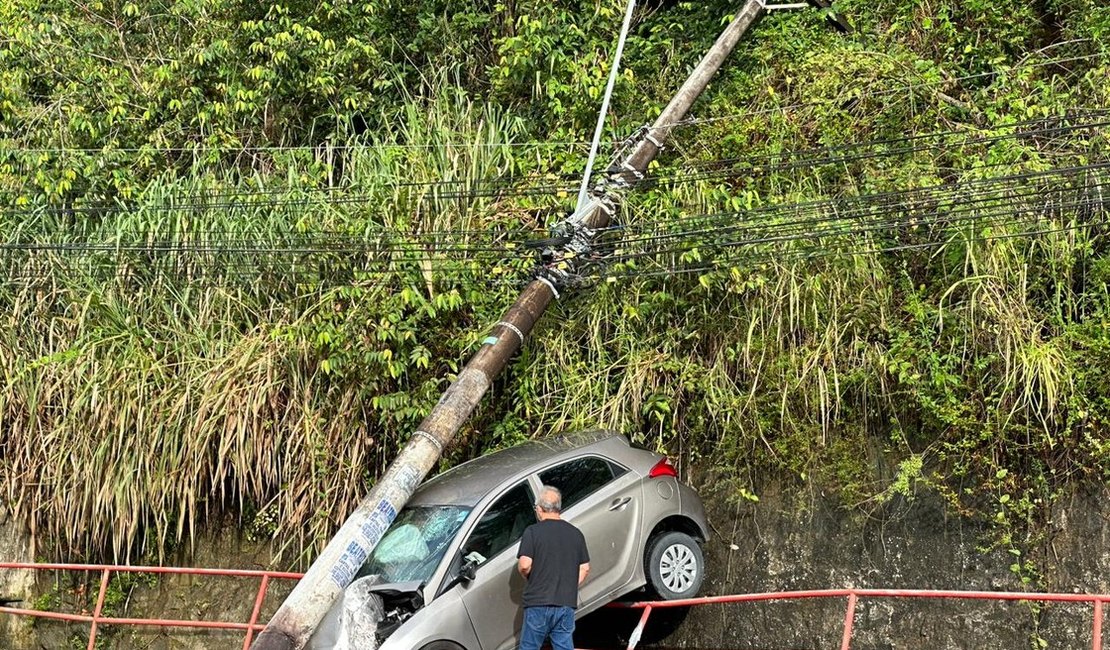 Motorista Perde Controle Da Dire O Ap S Carro Aquaplanar Na Pista E