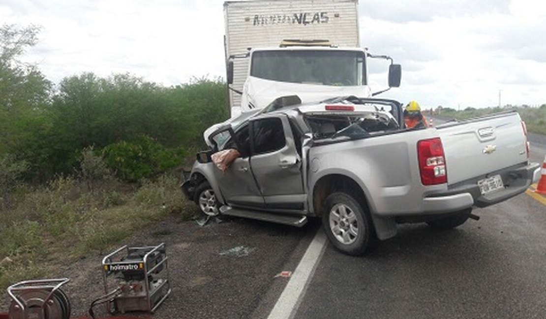 Funcionário da Chesf morre em colisão entre caminhonete e caminhão, no Sertão