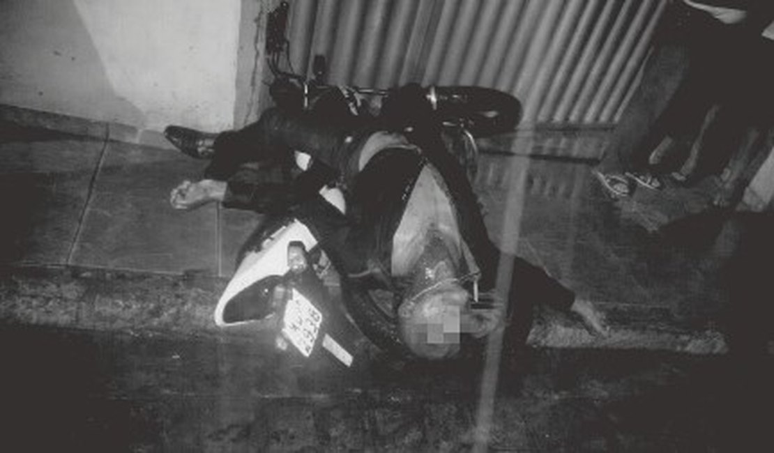VÍDEO: Jovem perde controle de motocicleta e morre no Centro de Coité do Nóia, em AL