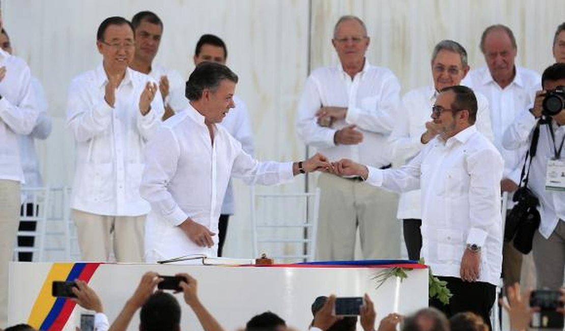 Farc e governo da Colômbia assinam acordo de paz após 52 anos de conflito