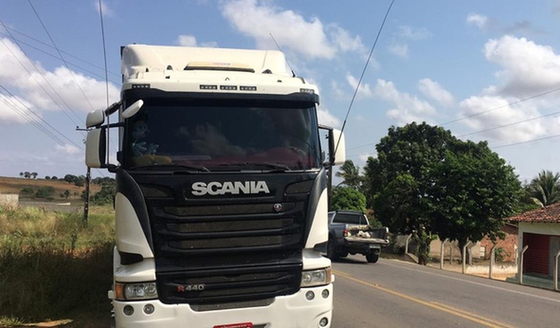 Motocicleta colide com caminhão carregado de biscoito na rodovia AL-115