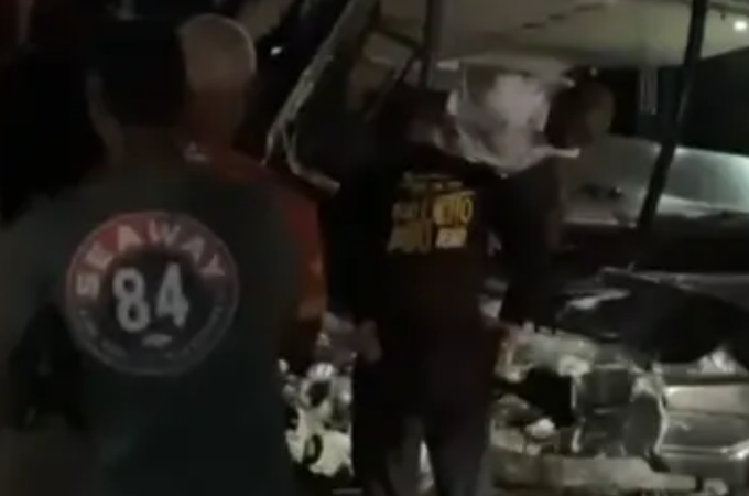 Quatro pessoas morrem após batida entre ônibus que levava banda do cantor Netto Brito e carro na Bahia