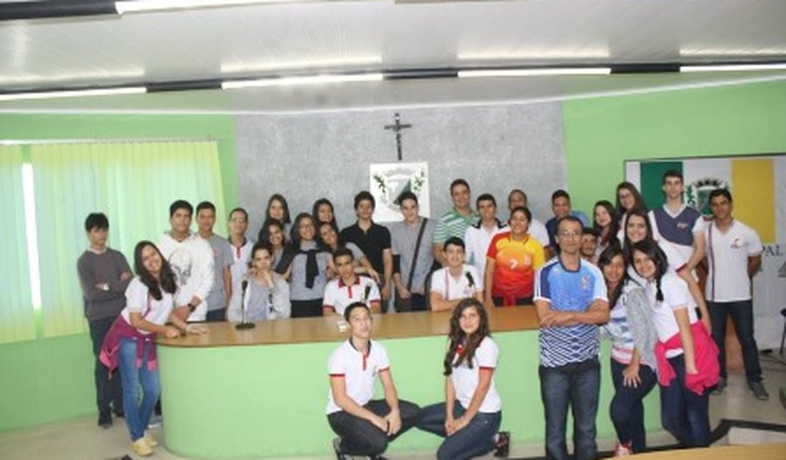 Alunos da Escola Santa Isabel conhecem funcionamento da Câmara Municipal de Arapiraca