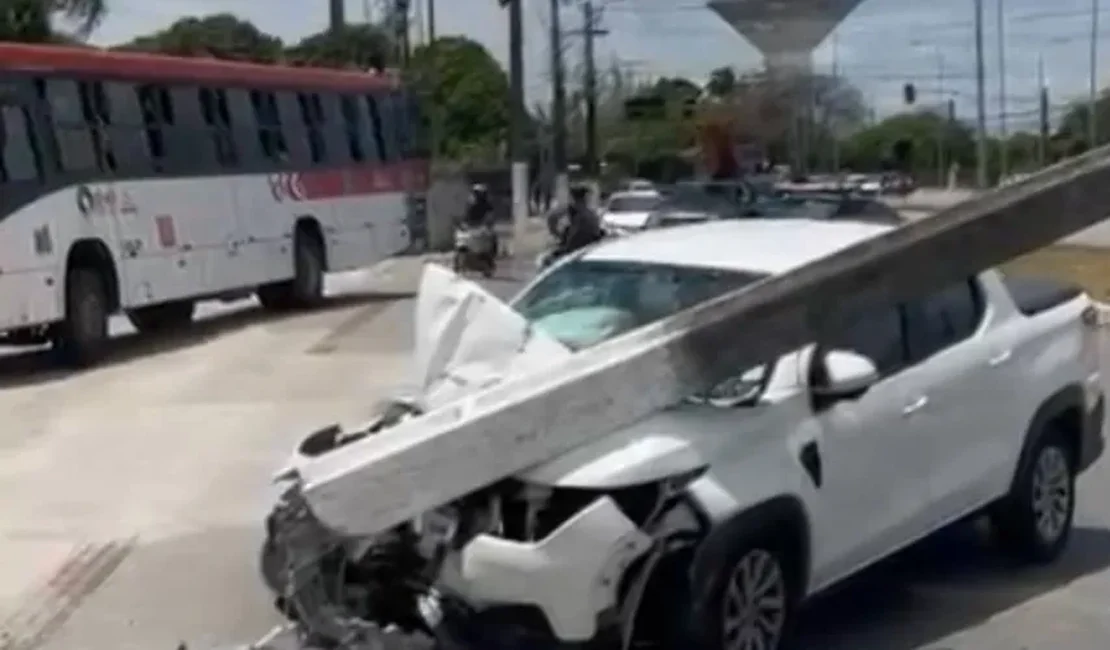 Motorista perde o controle e colide com poste próximo ao Viaduto da Federal, em Maceió