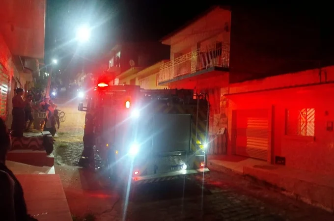 Incêndio atinge vários cômodos de residência em São Miguel dos Campos