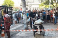 Homem é flagrado empurrando corpo do avô morto em cadeira de rodas para pedir dinheiro à pedestres