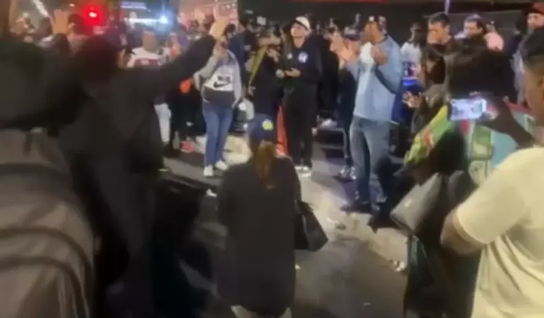 Lágrimas e oração: Apoiadores de Pablo Marçal choram na Avenida Paulista após derrota do ex-coach; VÍDEO