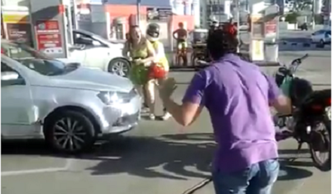 Vídeo mostra discussão entre condutores em posto de combustíveis após colisão; confira