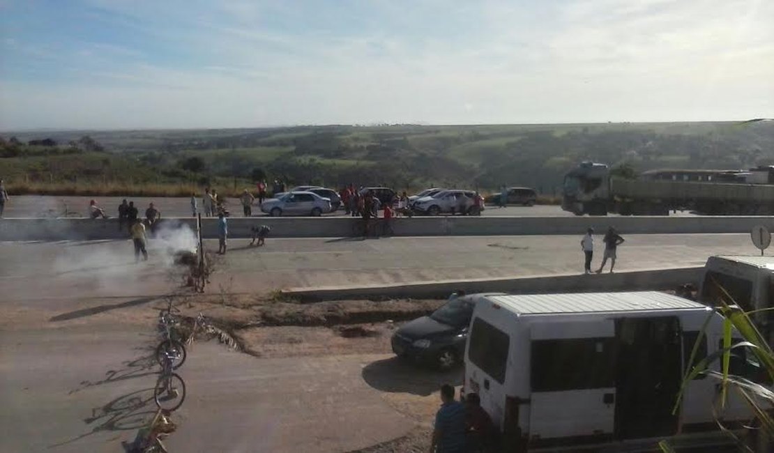 Trabalhadores de Usina bloqueiam BR-101, em Teotônio Vilela
