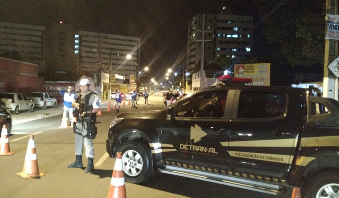 Operação Lei Seca autua 11 condutores e recolhe 8 veículos, em AL