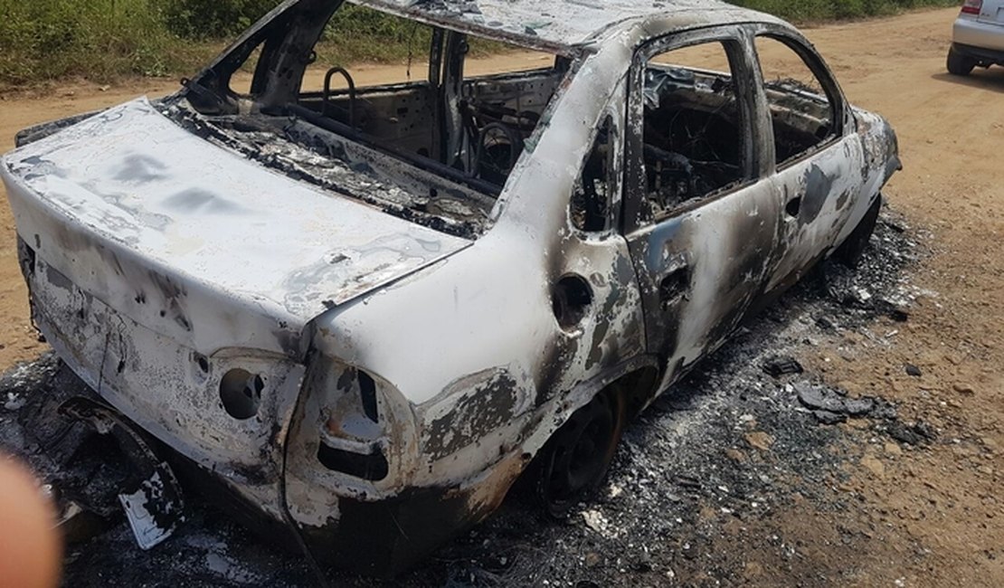 Táxi furtado em Arapiraca é encontrado carbonizado em Girau do Ponciano