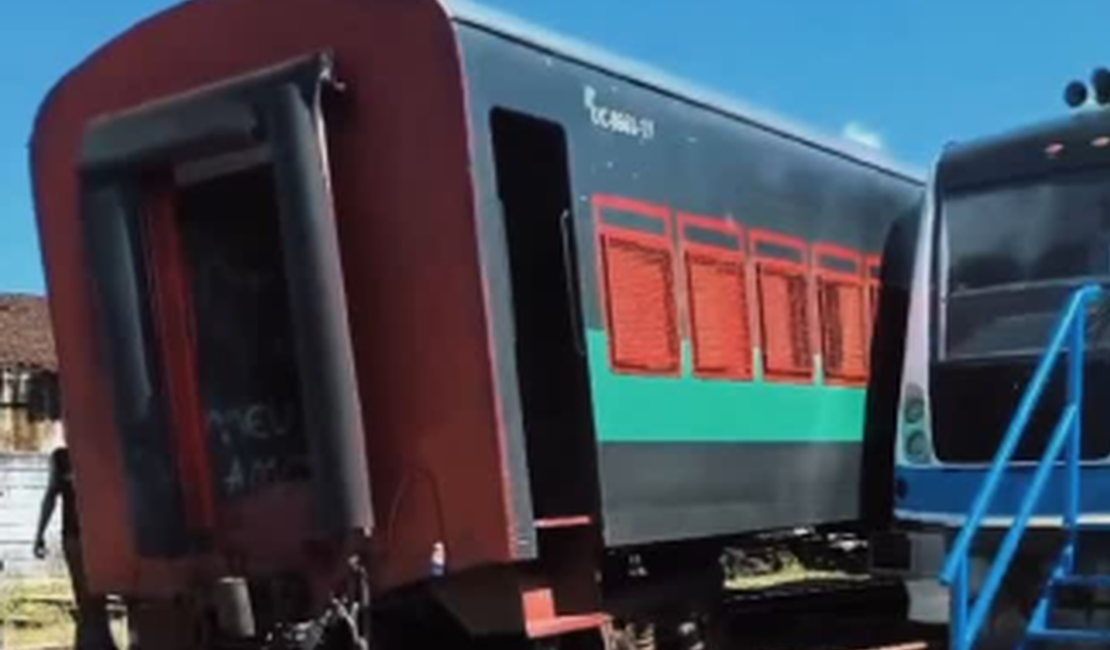 Trem sai dos trilhos e colide com VLT em Satuba, em AL