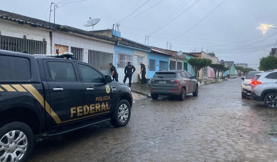 Operação da PF em Arapiraca cumpre 13 mandados e mira tráfico de drogas via Correios; três pessoas foram presas