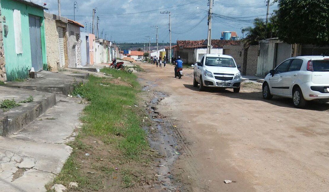 Casal vai contratar empresa para consertar vazamentos e desperdício de água em Arapiraca
