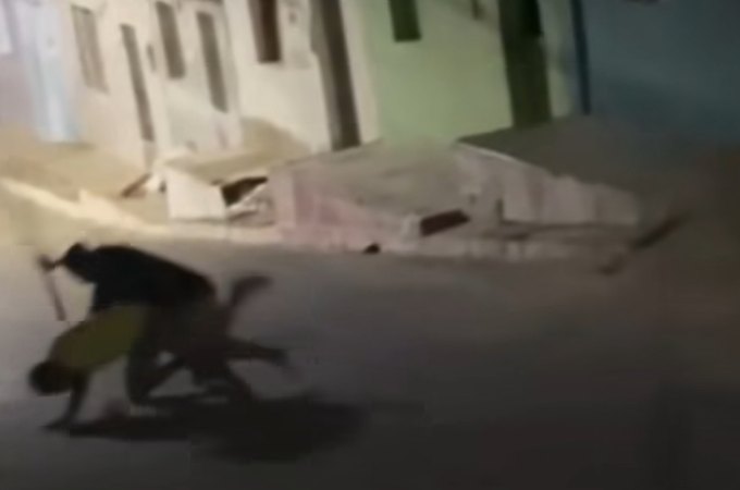 Vídeo mostra briga entre dois irmãos com foice em via pública no interior de Alagoas