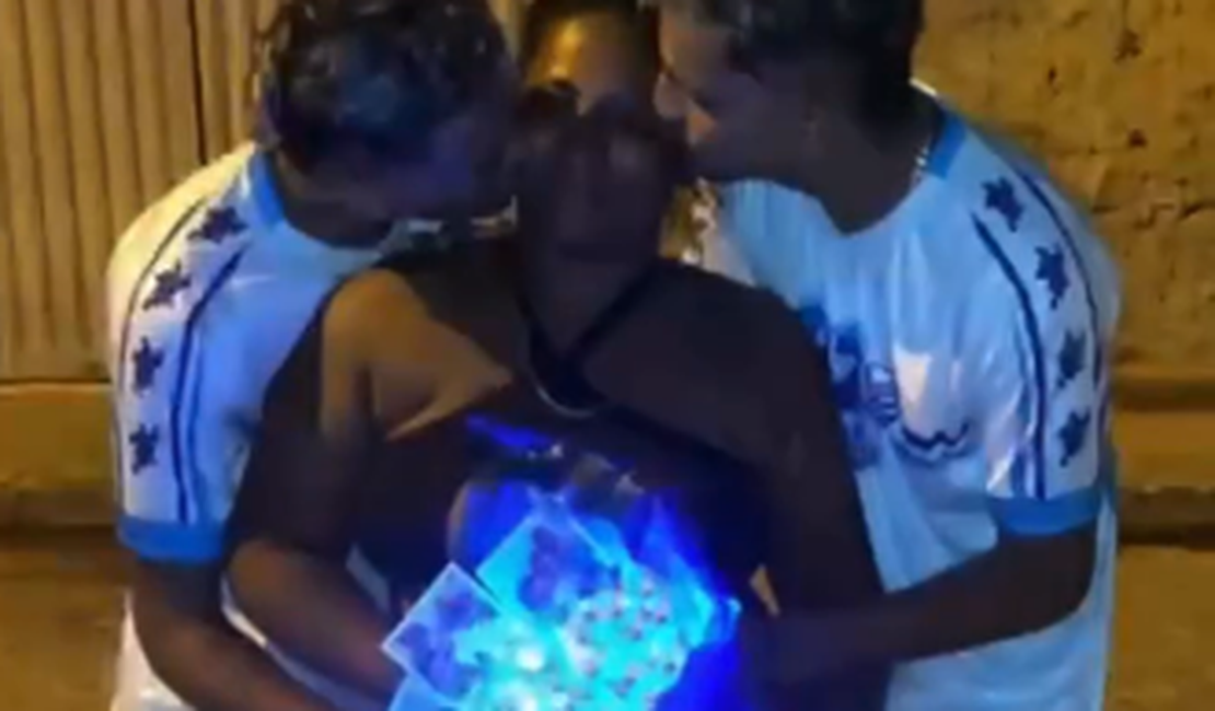 Amor a três: Torcedores do CSA presenteiam namorada em vídeo romântico