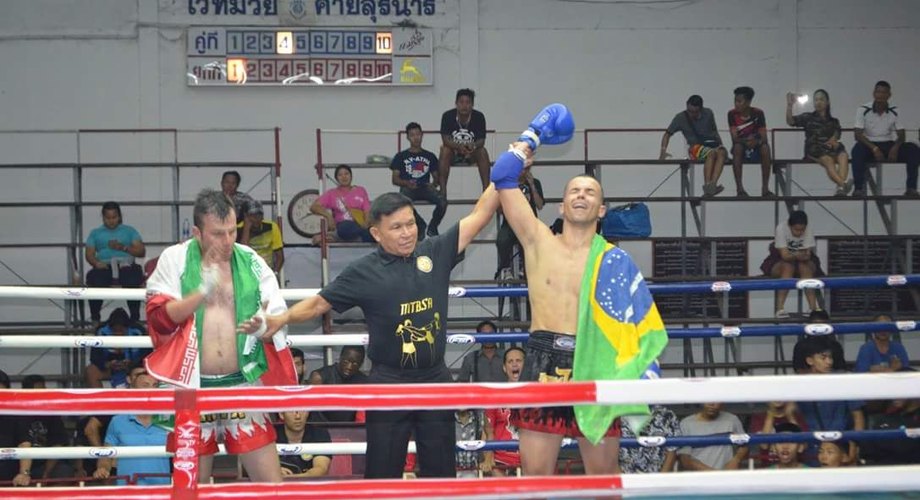 Arapiraquense lutador de Muay Thai conquista troféu na Tailândia