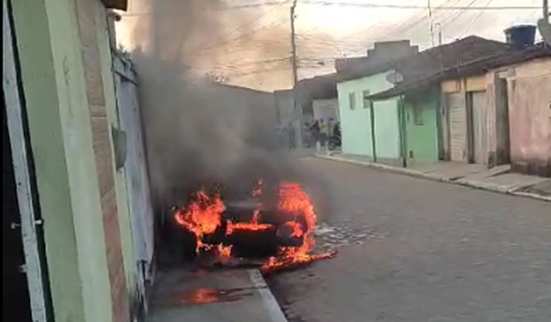 Vídeo mostra homem incendiando carro do vizinho após ser denunciado por som alto em Arapiraca