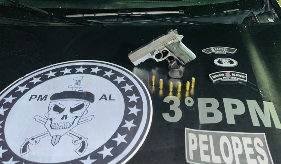 Homem é preso pistola e munições após resistir à abordagem