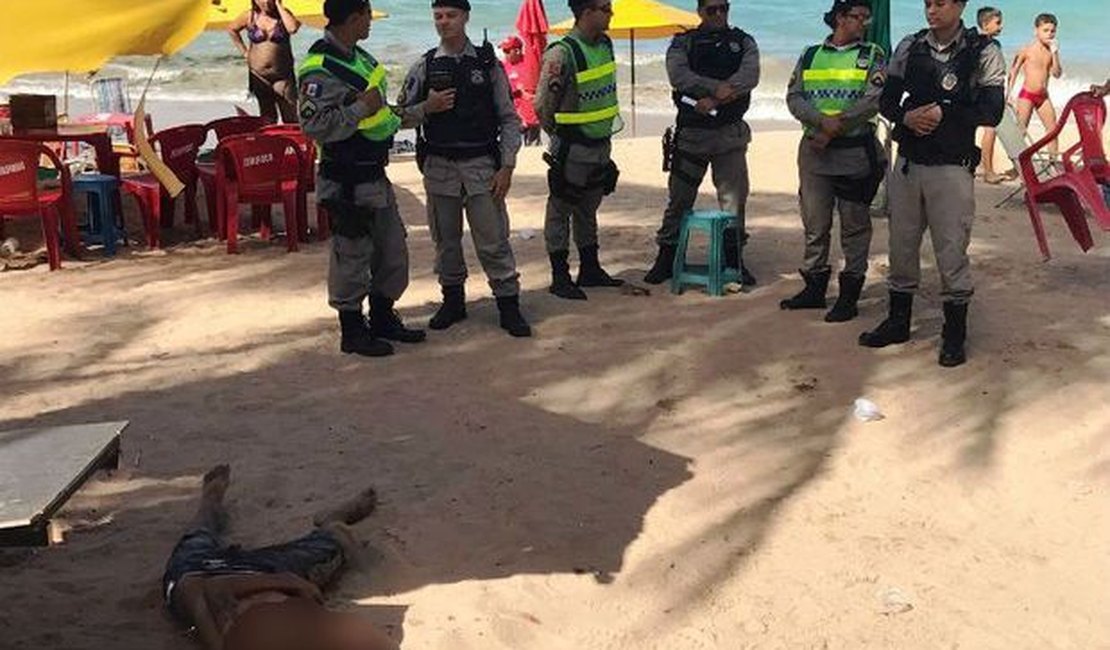 Ambulante atingido por tiro em atentado na praia morre no HGE