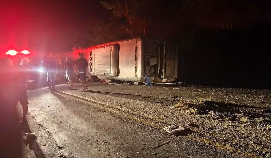 Sobe para 16 o número de mortos em acidente com ônibus em Pernambuco; motorista perdeu controle, entrou na contramão