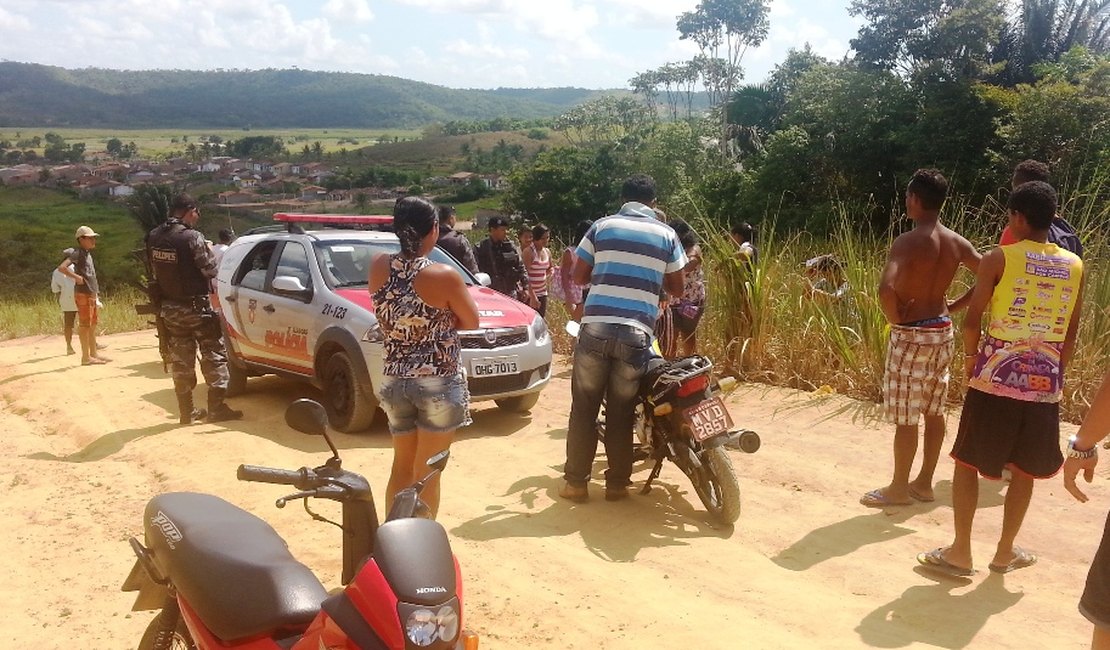 Populares encontram jovem morto em canavial em São Miguel dos Campos