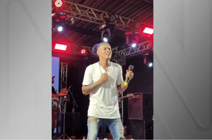 Cantor de piseiro é morto a facadas após discussão com a namorada