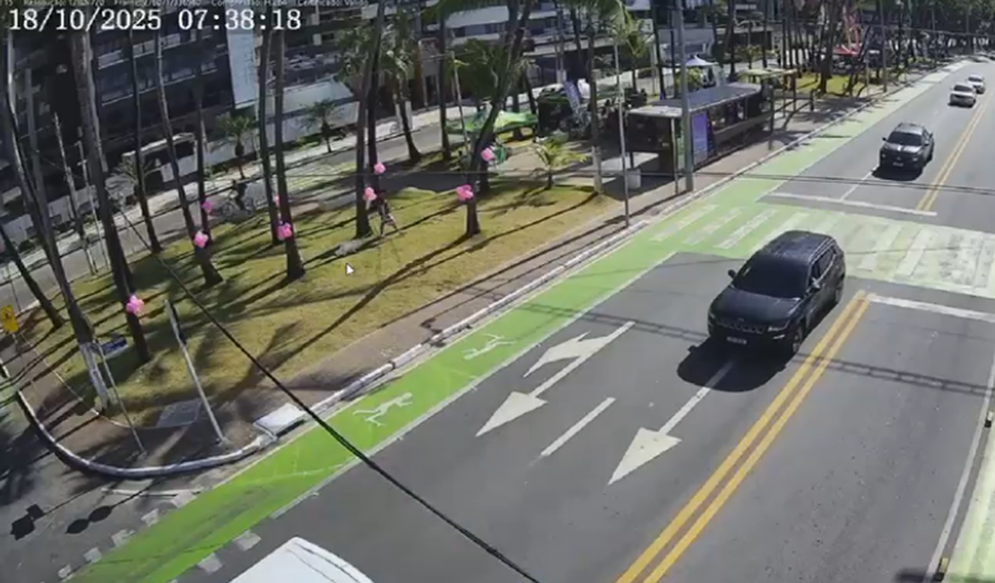 Sistema de videomonitoramento registra momento em que homem furta bicicleta em Maceió; assista