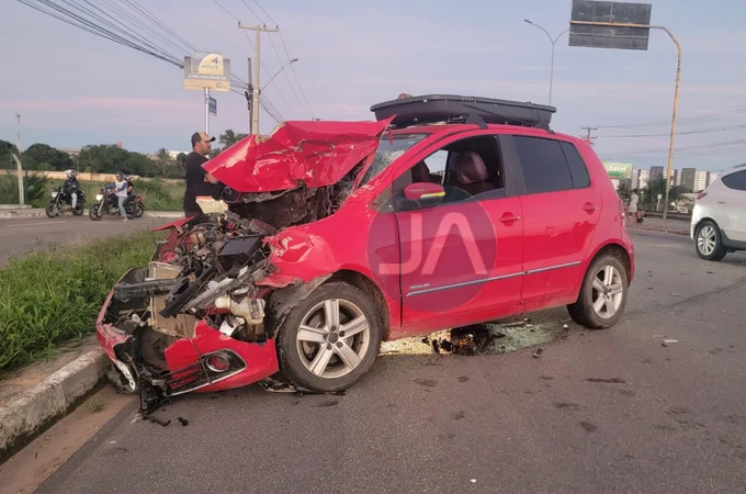 Motorista que retornava de pescaria provoca engavetamento em frente ao shopping, em Arapiraca