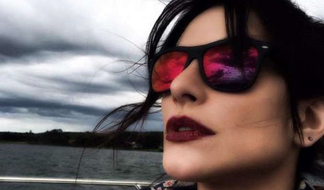 Cléo Pires faz carão em foto e é comparada a Michael Jackson