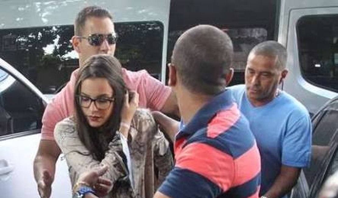 Emilly presta depoimento após indícios de agressão no BBB 17