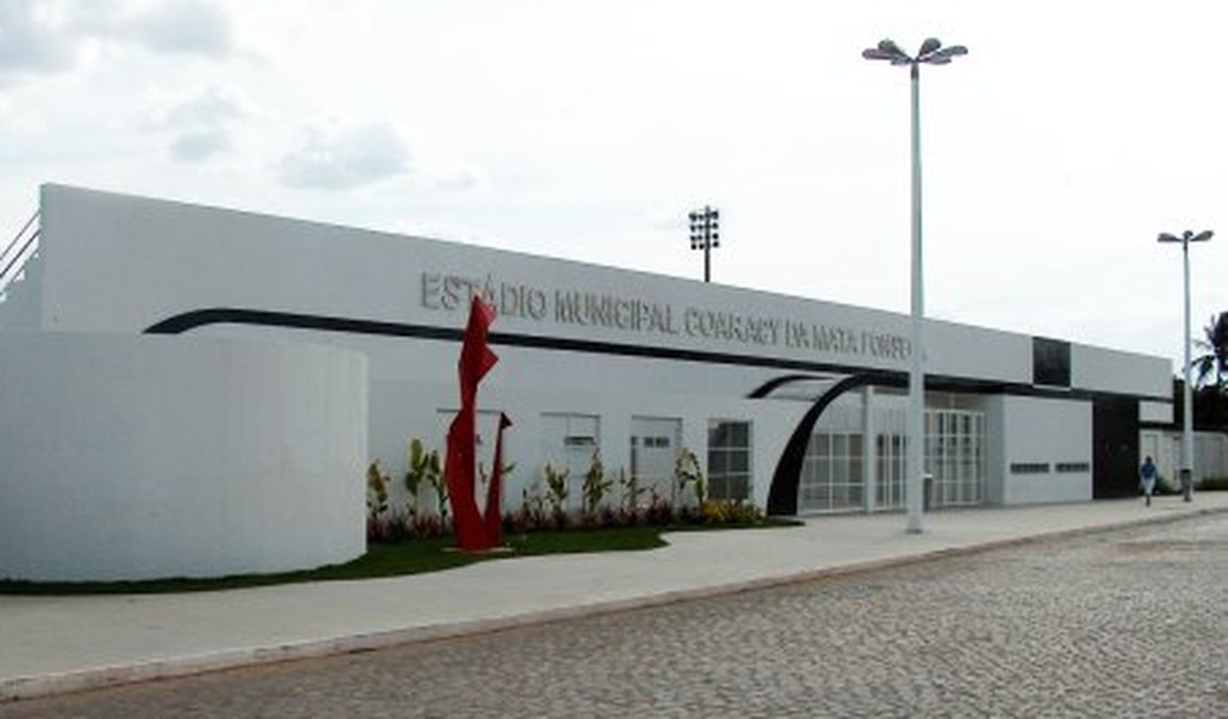 Profissionais avaliam Estádio Municipal de Arapiraca para reformas